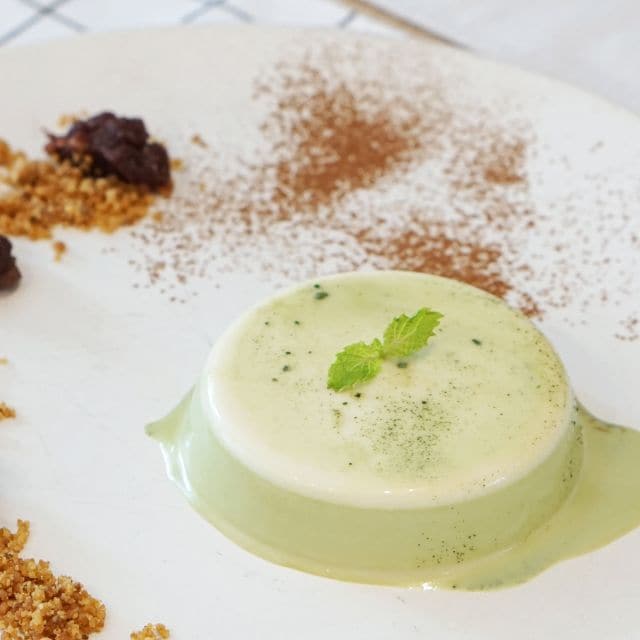 Panna Cotta de petits pois et crème de raifort texture modifiée